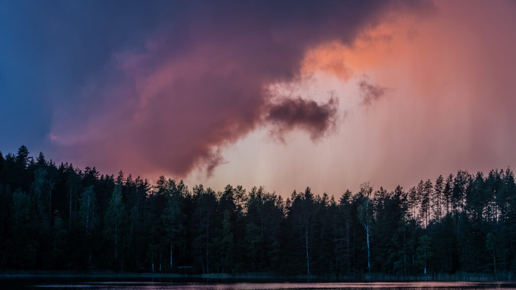 Purppurat pilvet rannalla